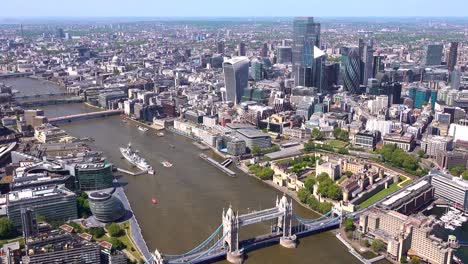 vista aérea del puente de la torre, la torre de londres, las torres de la ciudad de londres y al otro lado del támesis hasta el fragmento y la estación del puente de londres