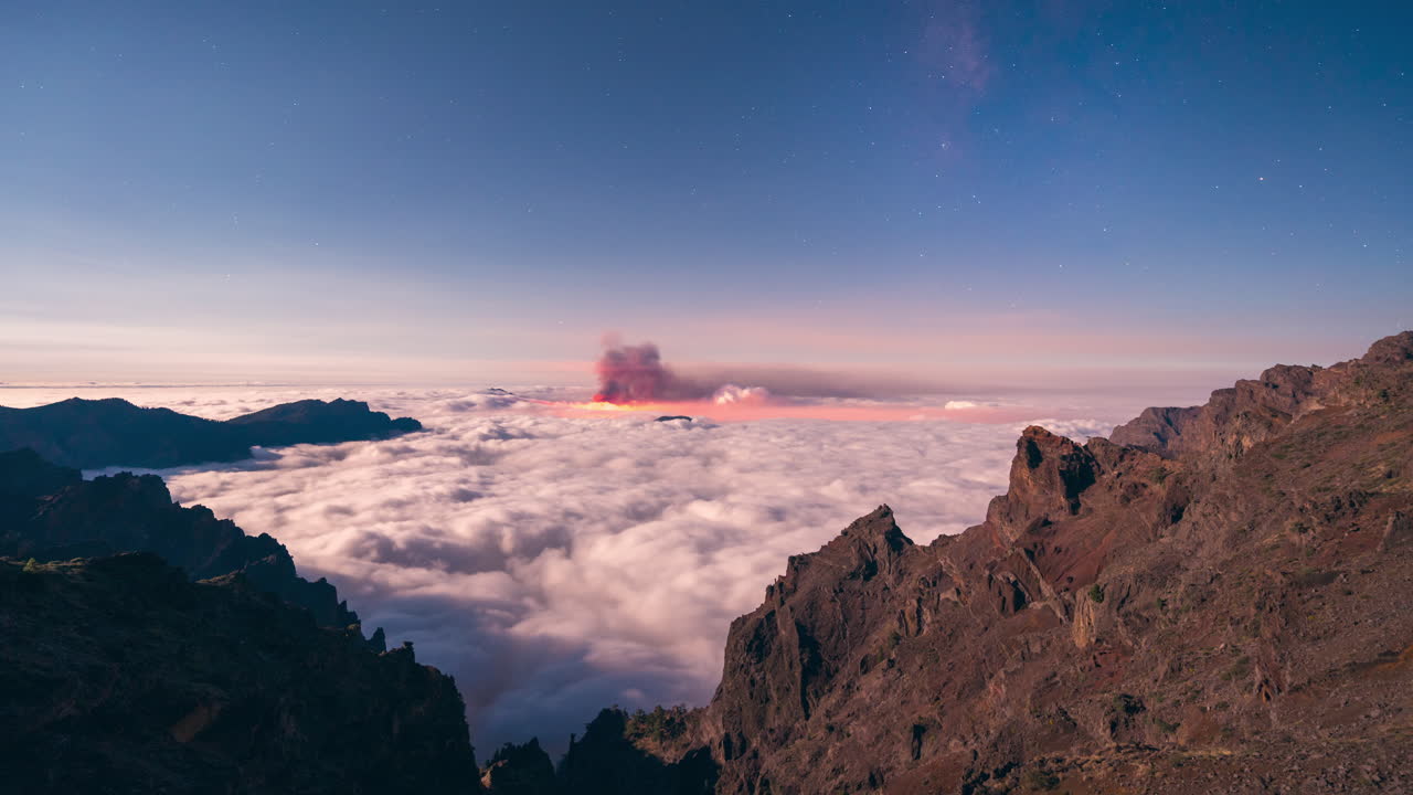 vía láctea y salida de la luna durante la erupción del volcán en septiembre de 2021 en la palma, islas canarias, españa