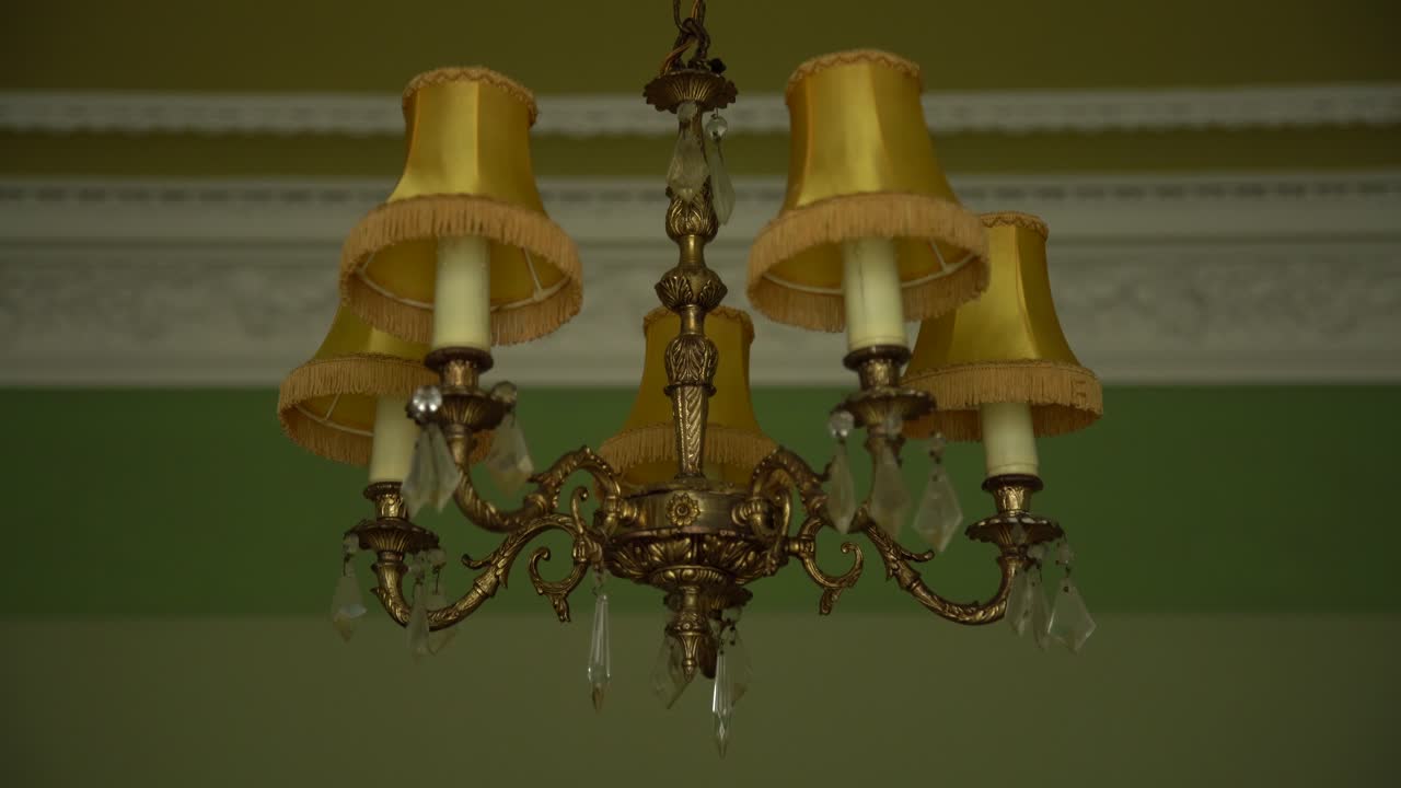 antigua lámpara de araña británica colgada en una casa