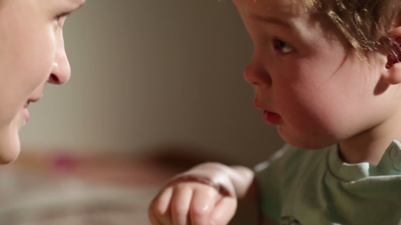 Mamma e suo figlio che si baciano. Primi piani adorabili