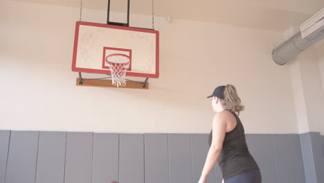 Ancho-De-Una-Mujer-Haciendo-Un-Tiro-De-Baloncesto-En-Cámara-Lenta