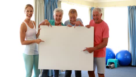 entrenador y ancianos con carteles vacíos