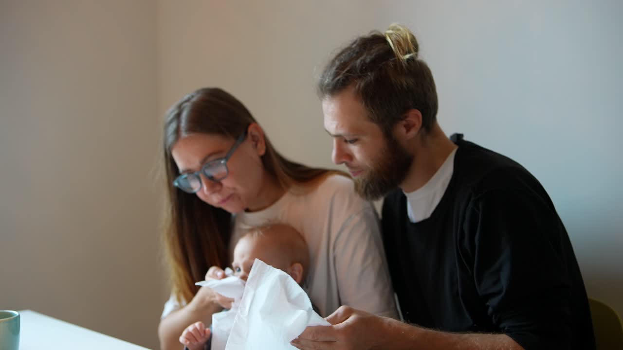 Famiglia che si prende cura di un neonato