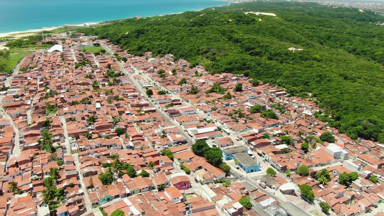 Inquadratura laterale di una spiaggia in Brasile.
