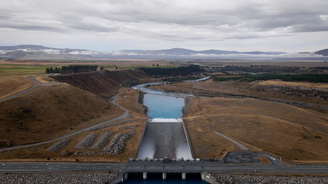 agua glacial azul derramándose a través de la presa en un hermoso río