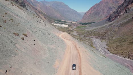 carretera de montaña con coche de conducción hacia termas valle de colina cerca de santiago, chile