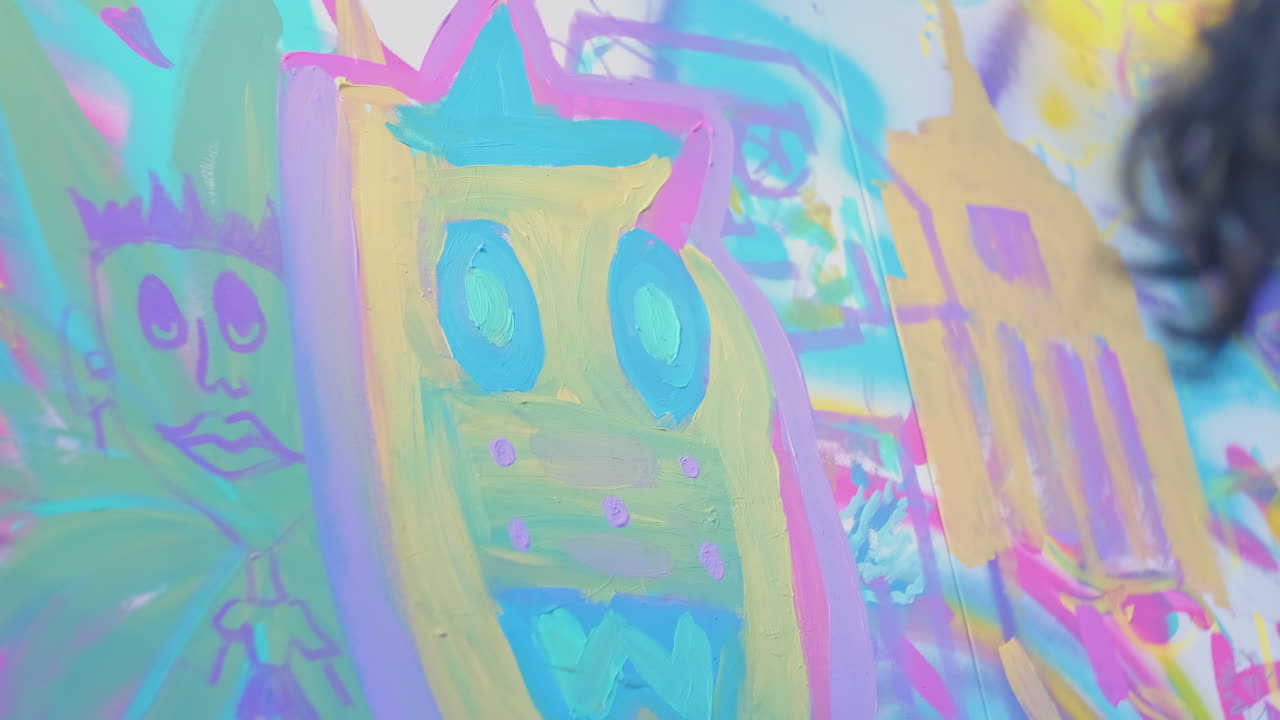 공공 공원에서 페인트 쟁반을 들고 큰 천 캔버스에 그림을 그리는 여성의 타이트한 샷