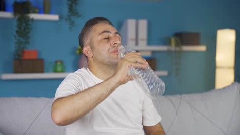 hombre bebiendo agua para una vida saludable.