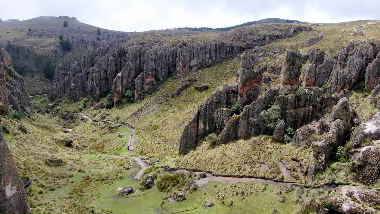 sendero al pie del cerro santa apolonia con bosque de piedra en cumbemayo en cajamarca, perú