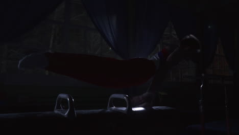 남자 체조 선수 는 올림픽 프로그램 의 운동 을 포멜 말 에  ⁇ 고 슬로우 모션 으로 스핀 과 롤 을 수행 한다