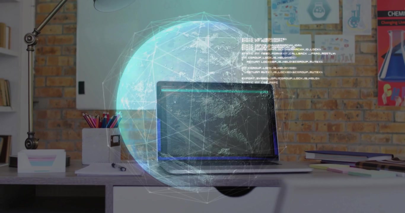 Laptop projecteert doorschijnende digitale wereldbol boven toetsenbord, lamp schijnt op potloden en notitieboekjes