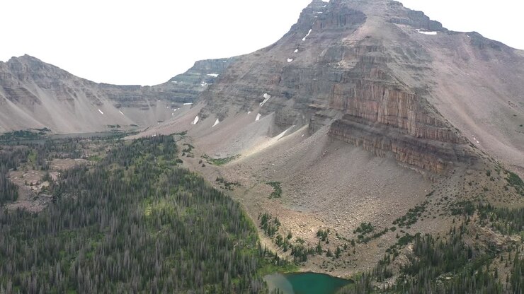 Veduta aerea del Lago Amethyst, appartato in una valle sotto le cime dei Monti Uinta