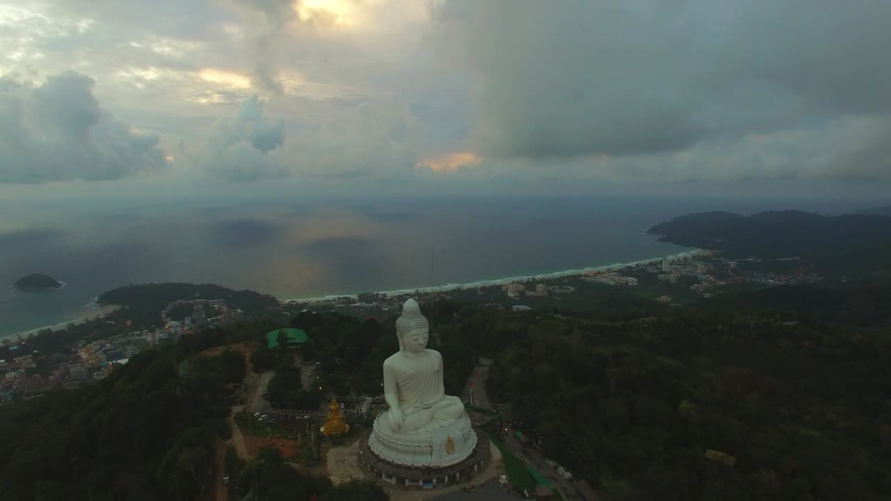 el gran buda en la cima de una colina en la isla de phuket