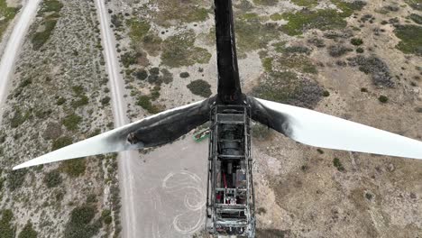 Extreme-Nahaufnahme-Einer-Durch-Einen-Brand-Zerstörten-Windkraftanlage-In-Einer-Trockenen-Landschaft-Im-Südosten-Spaniens