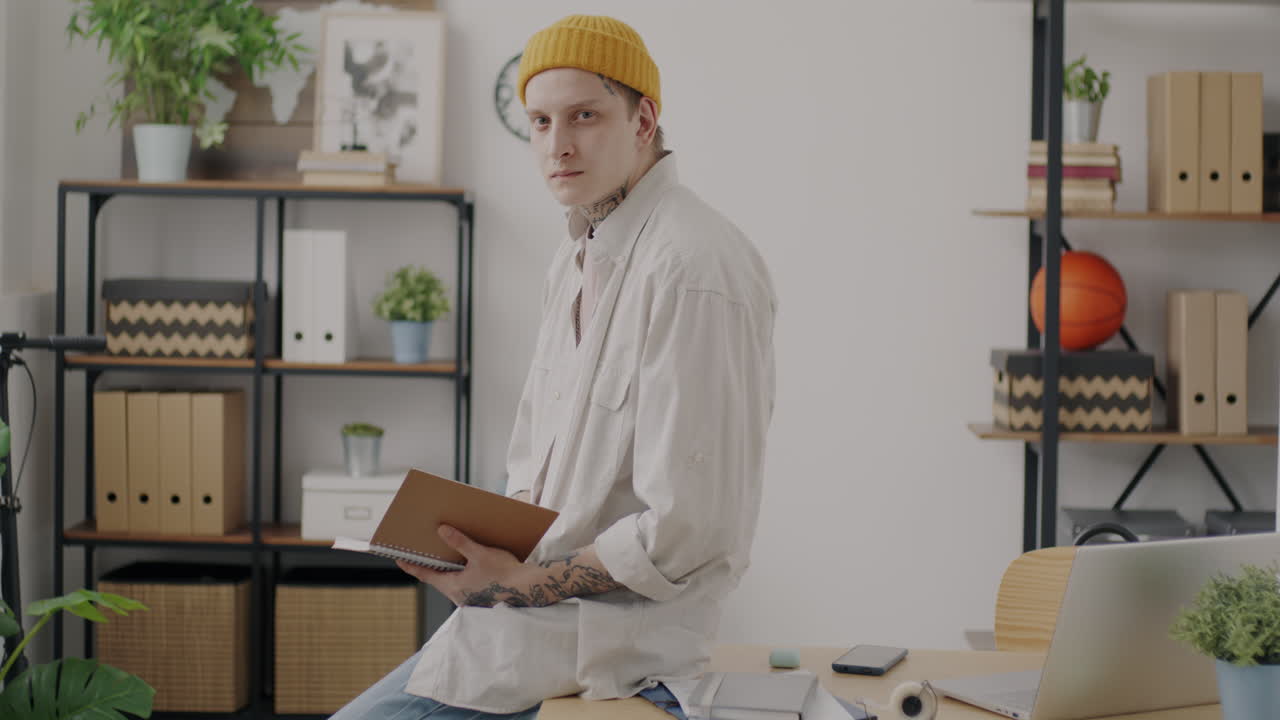 Giovane in un ufficio moderno