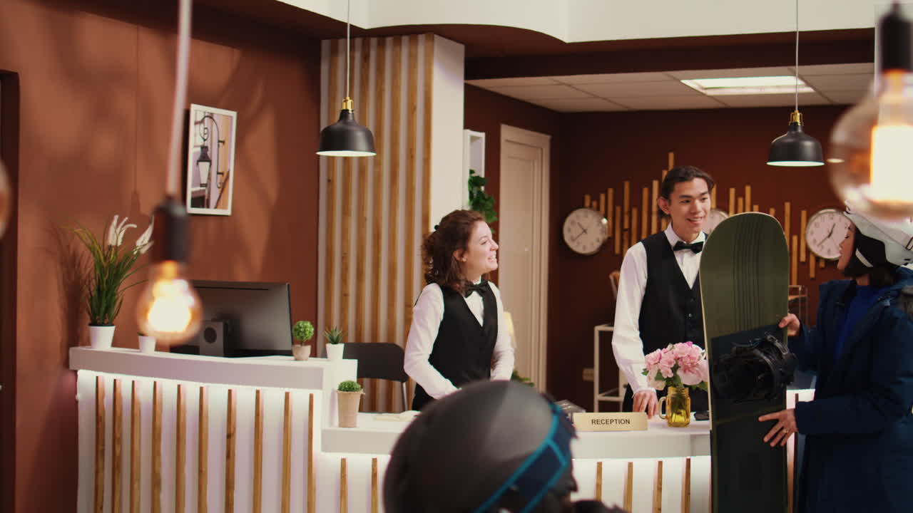 여자 는 휴양지 의 편의 시설 에 대해 묻는다