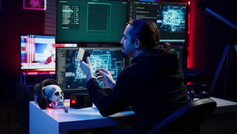 hacker cargando script en ssd que puede lanzar ataques ddos en cualquier sitio web
