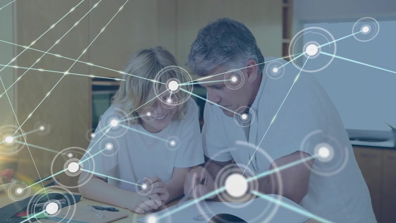 Uomo dai capelli grigi che tamburella con la penna, donna bionda che indica dei documenti, nodi e linee tecnologiche che mappano i collegamenti