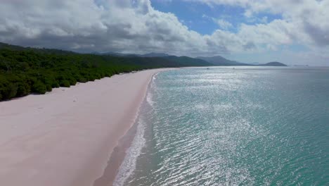 Sonniger-Blauer-Himmel,-Whitehaven-Beach,-Atemberaubender-Weißer-Sand,-Windige-Luftaufnahme,-Drohne,-Whitsunday-Islands,-Australien,-äußeres-Great-Barrier-Reef,-Klares-Blaues-Aqua,-Ozean,-Hügel,-Einlass,-Aussichtspunkt,-Segelboote,-Yachten,-Nach-Vorn,-Schwenk-Nach-Oben