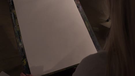 niña artista preparándose para dibujar