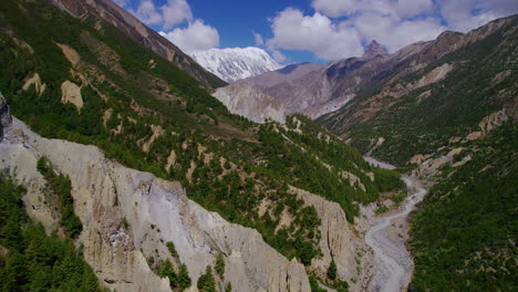 tomada de drones de paisajes con vegetación y verdor en mustang, nepal, a lo largo del río que fluye constantemente