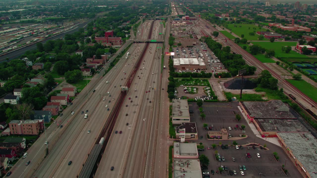 autopista i-90 y cta garfield metro línea roja desde el lado sur de chicago mirando al centro de la ciudad