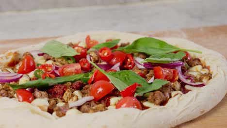 el chef lanza chiles sobre una pizza en súper cámara lenta.