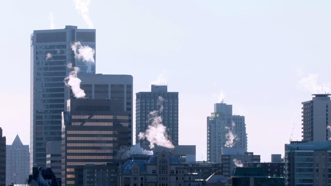 고 추운 겨울날에 도심 건물에서 증기가 아오릅니다.