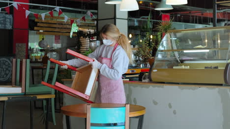 trabajador de un restaurante que limpia mesas.