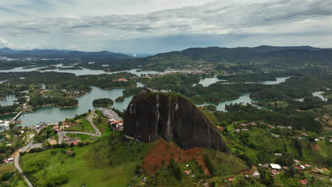 vista aérea del monolito y el embalse, en guatape, colombia