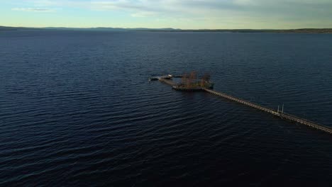 Puente-Estrecho-En-El-Mar-Conectado-Con-La-Isla,-Tiro-Aéreo-Circular