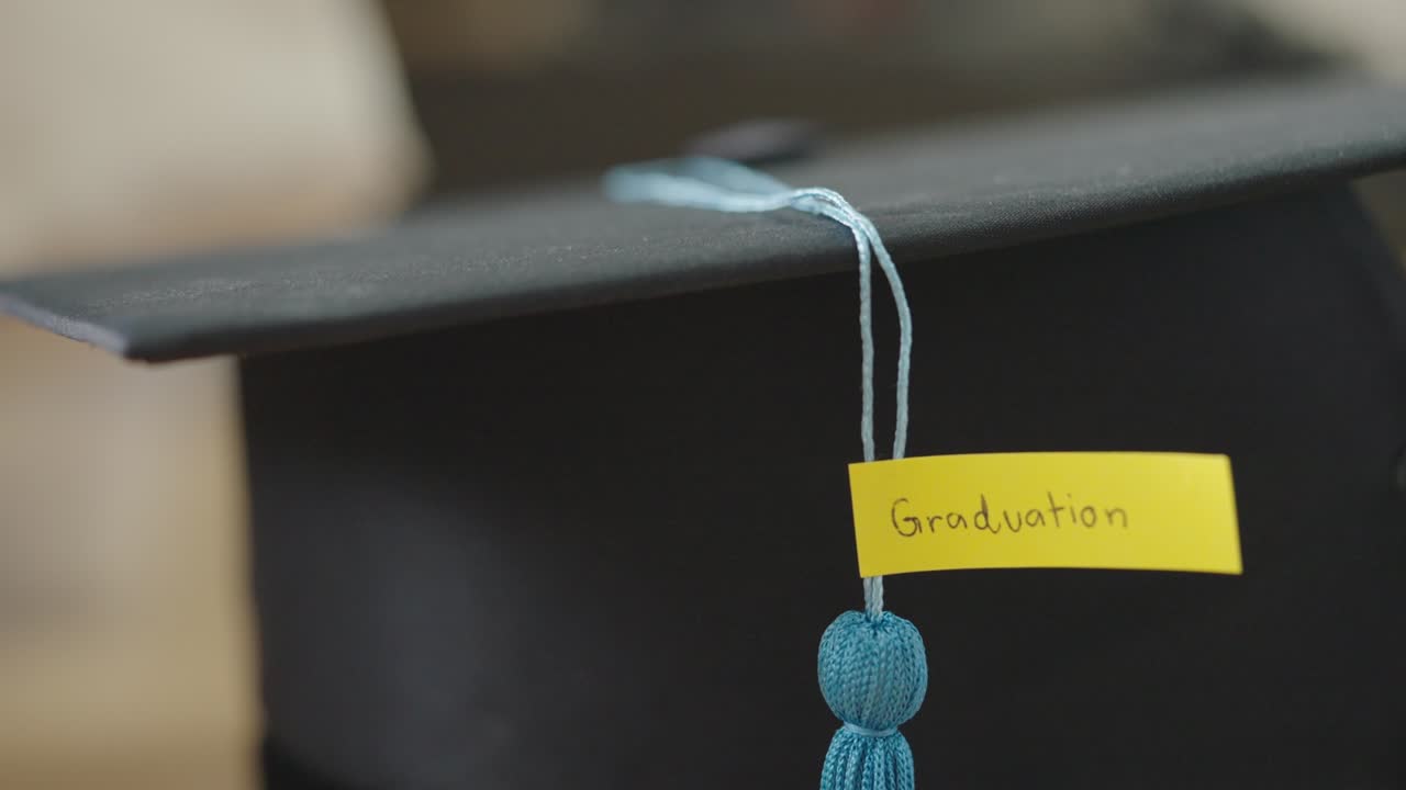 졸업 날짜를 위해 종이 달력 카운트다운 계획에 졸업