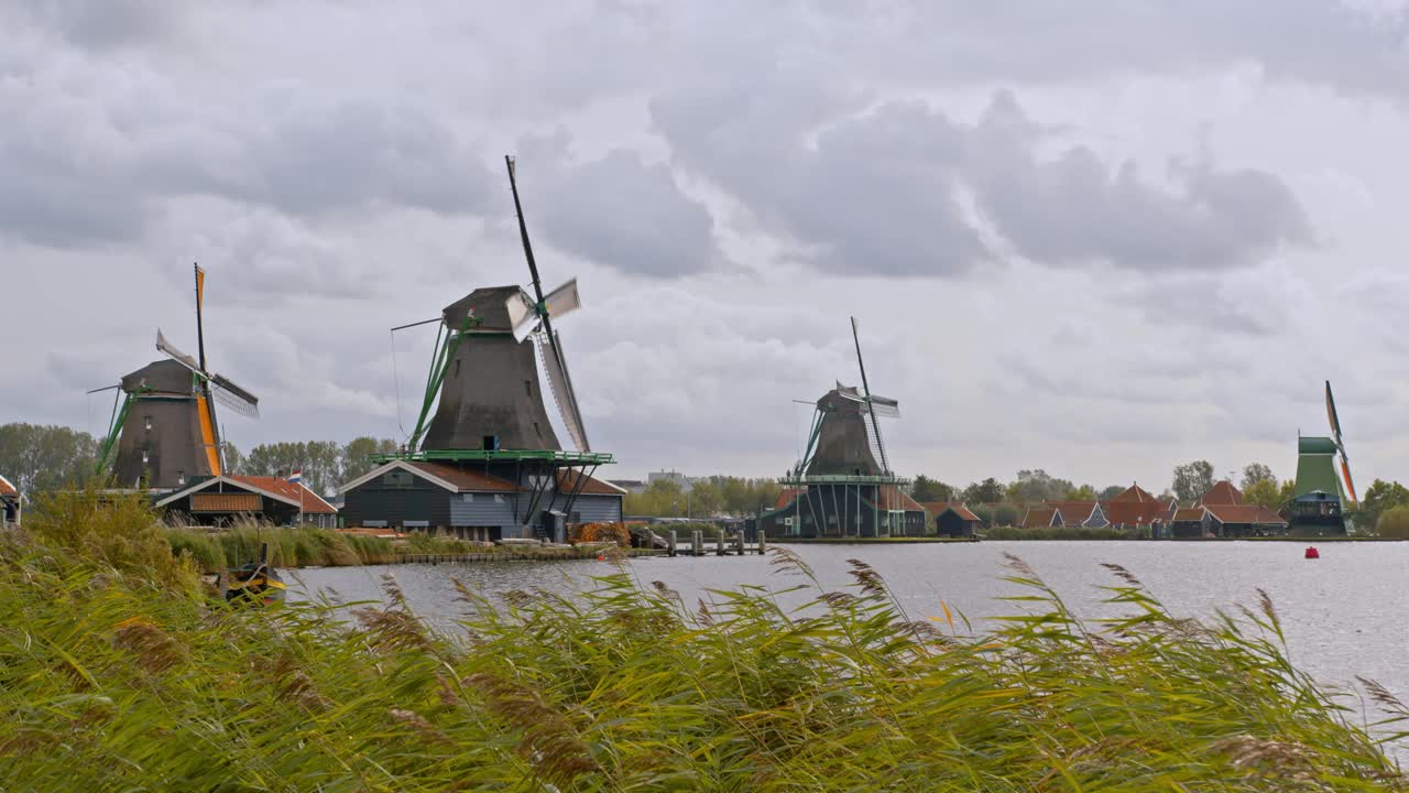 네덜란드 남부 암스테르담 에 있는 물 근처 에 있는 전통적 인 네덜란드 풍차