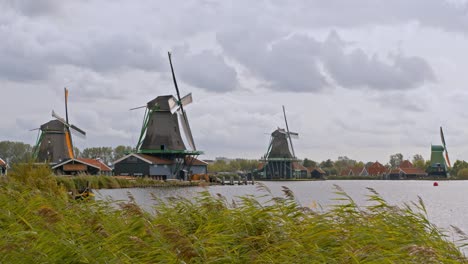 Traditional-Dutch-Windmills-By-The-Water-In-Amsterdam,-South-Holland,-Netherlands