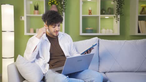 Joven-Mirando-La-Computadora-Y-Regocijándose.