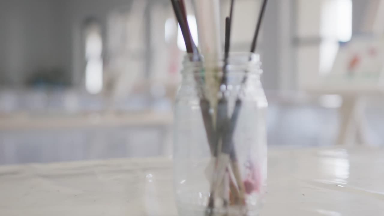 video de una clase escolar con caballetes preparados para lecciones de arte