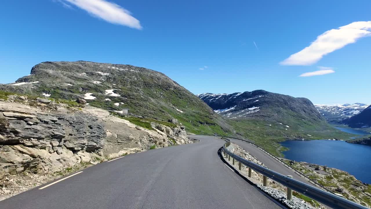 conducir un coche en una carretera en noruega