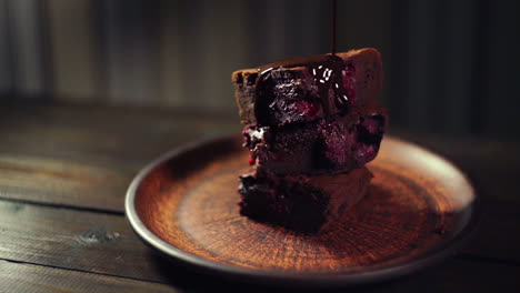 Schokolade-Tropft-Auf-Brownie-Kuchen.-Dunkle-Schokolade-Fließt-Auf-Schokoladenkuchen