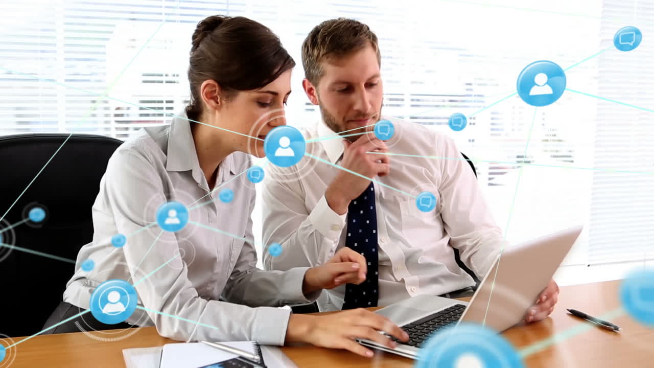 animación de la red de iconos digitales sobre hombre de negocios caucásico mujer de negocios discutiendo en la oficina