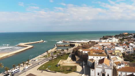 Paseo-De-La-Avenida-Dos-Descobrimentos-En-Día-Soleado