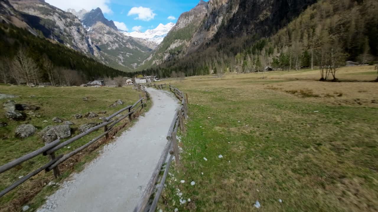 locos drones fpv corriendo a lo largo del camino del país en val di mello en el norte de italia