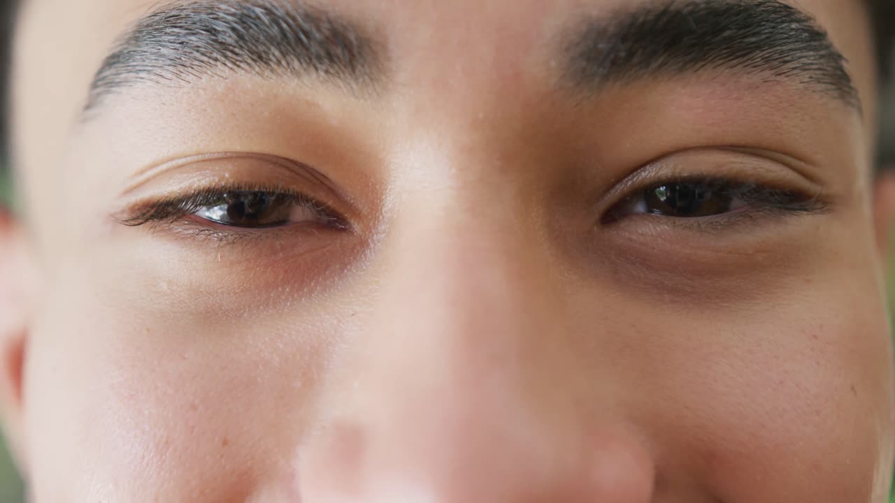 집 에서 행복 한 이중 인종 남성 십대 소년 의 초상화, 슬로우 모션