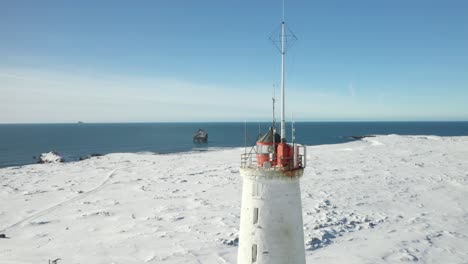el faro en reykjanes, islandia en un día de invierno
