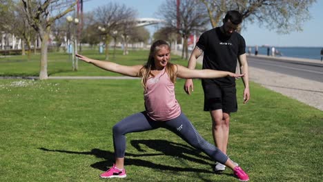una hermosa mujer rubia entrenando con un entrenador personal.