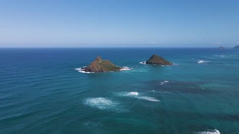 islotes moku nui y moku iki en la isla mokulua con mar azul en kailua, oahu, hawaii