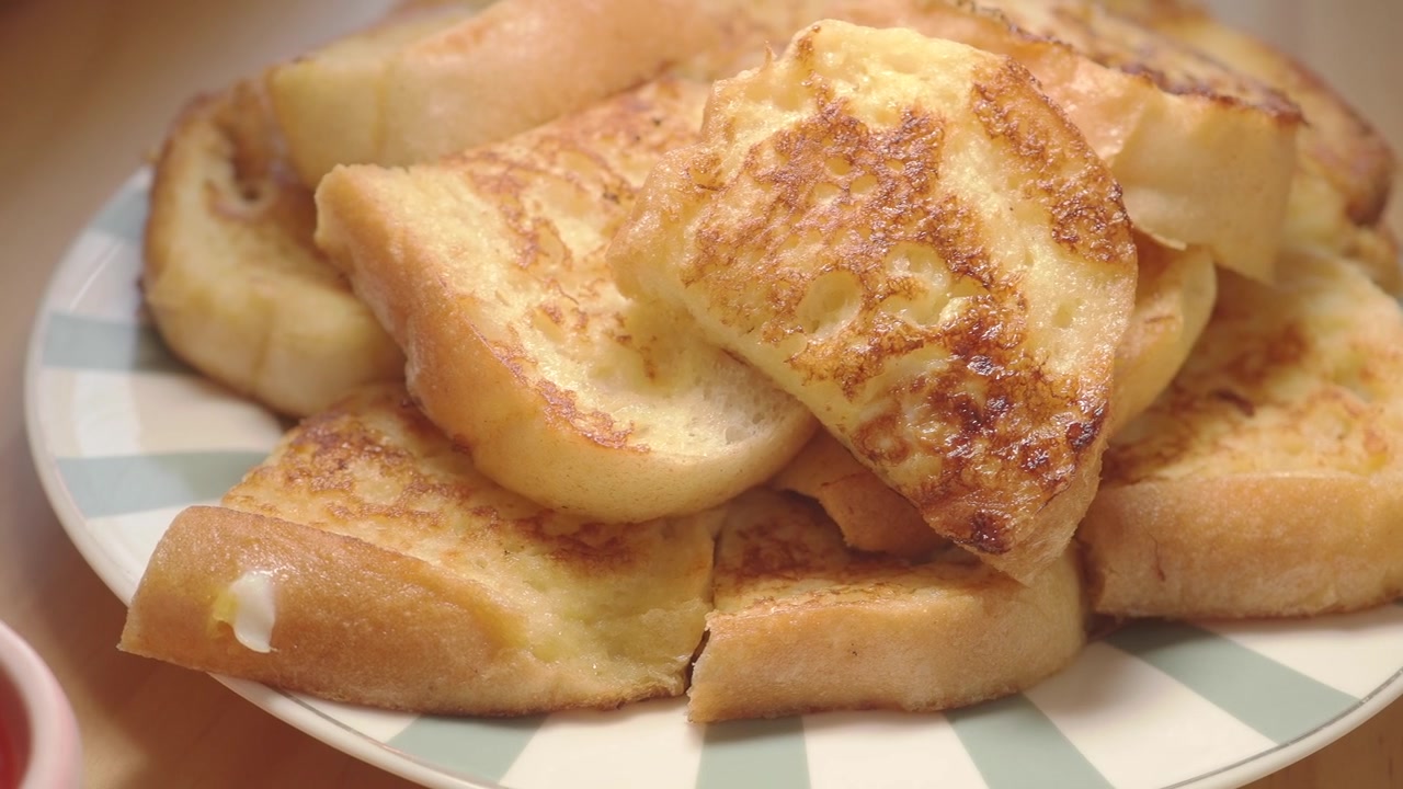 Piatto di French toast dorato servito per colazione