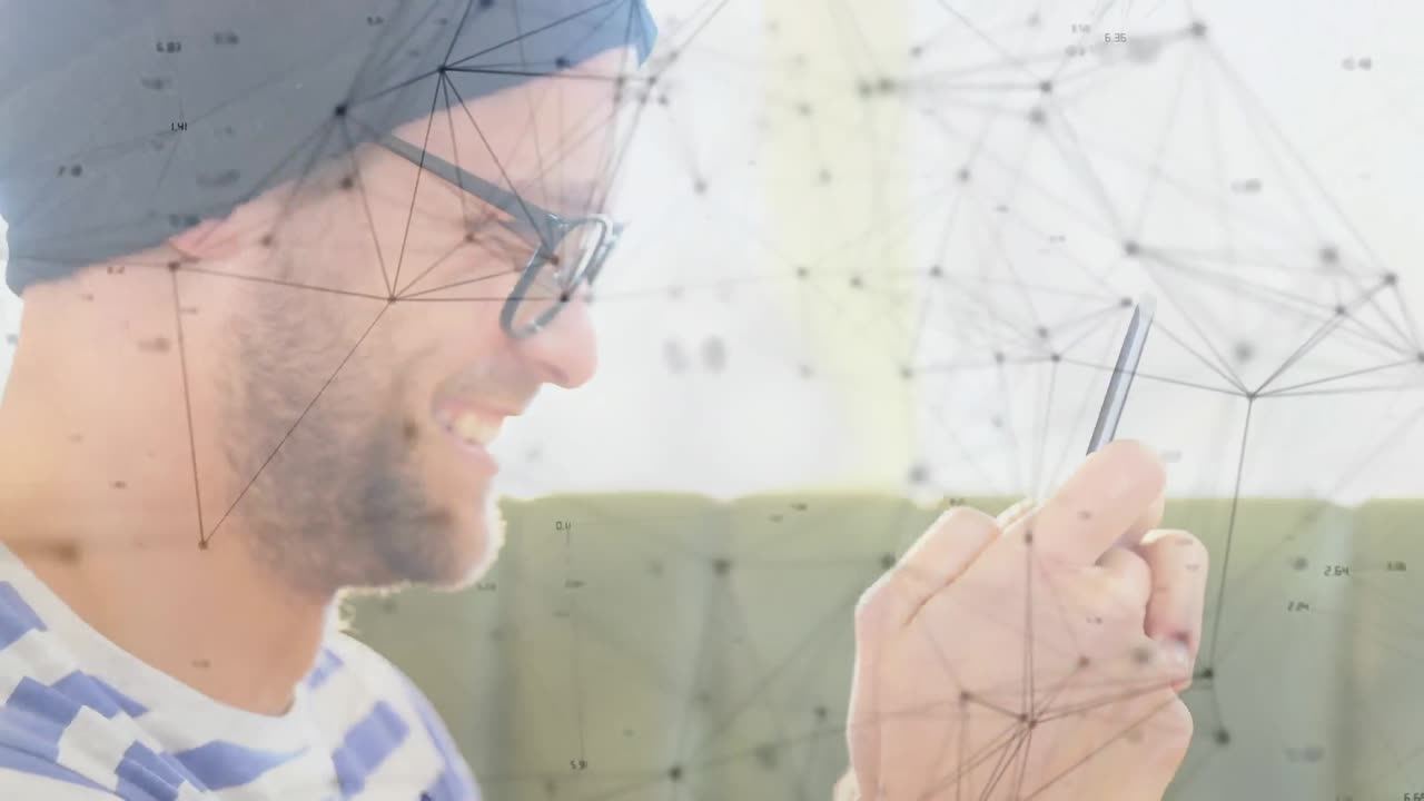 red de conexiones contra el hombre caucásico que usa un teléfono inteligente en casa