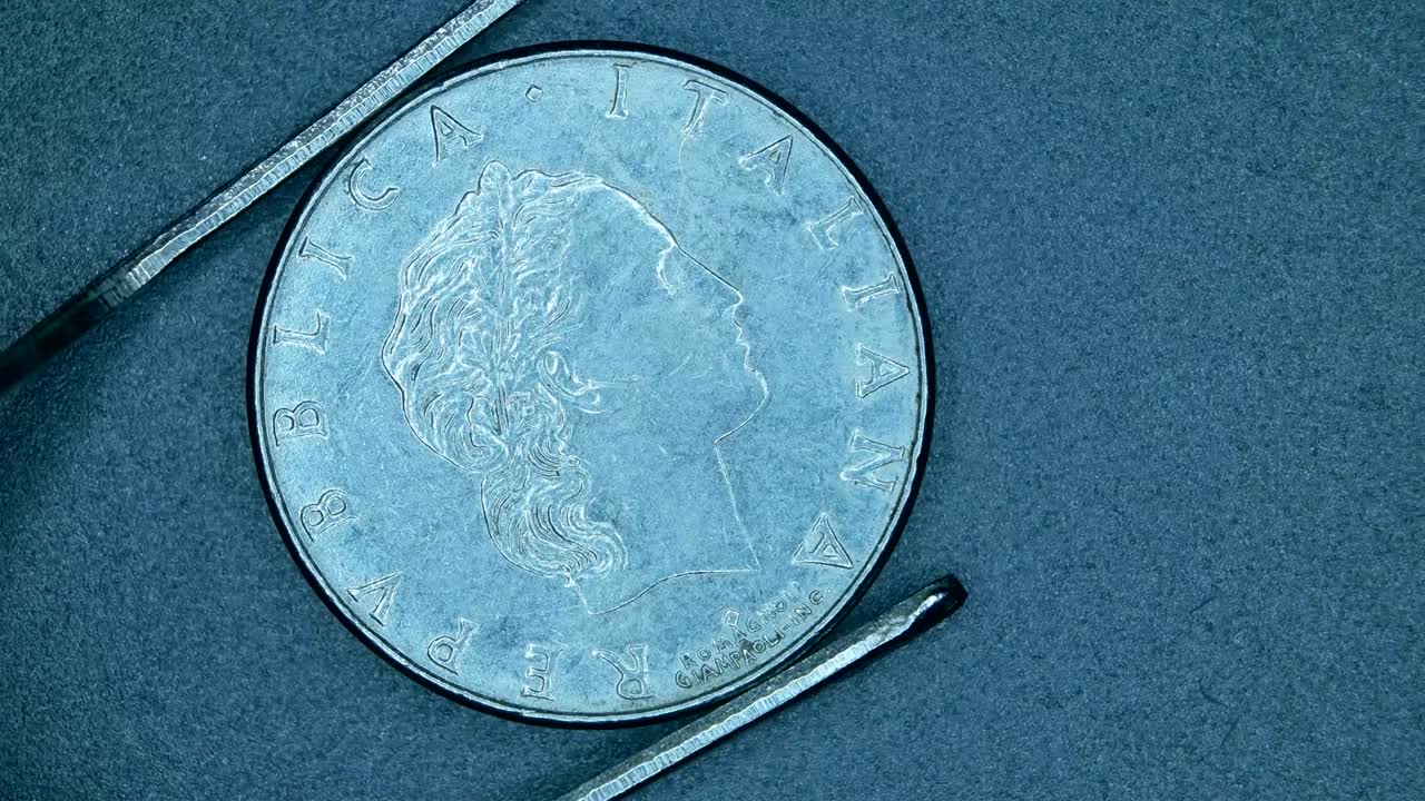 primer plano de monedas muy antiguas