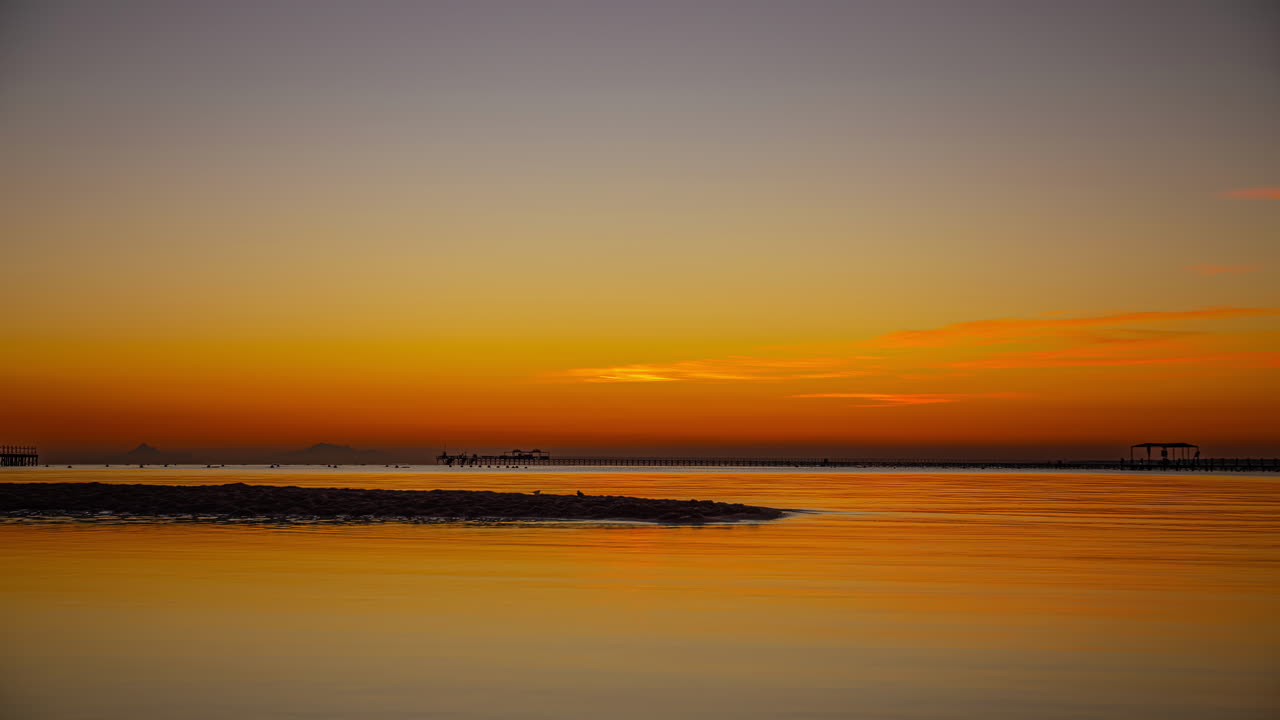 아프리카의 해가 뜨는 시간과 큰 태양과 구름없는 하늘 영화 4k