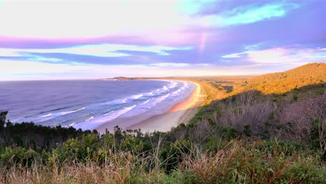 olas del mar en la playa crescent head - amanecer colorido durante el verano - sydney, nsw, australia